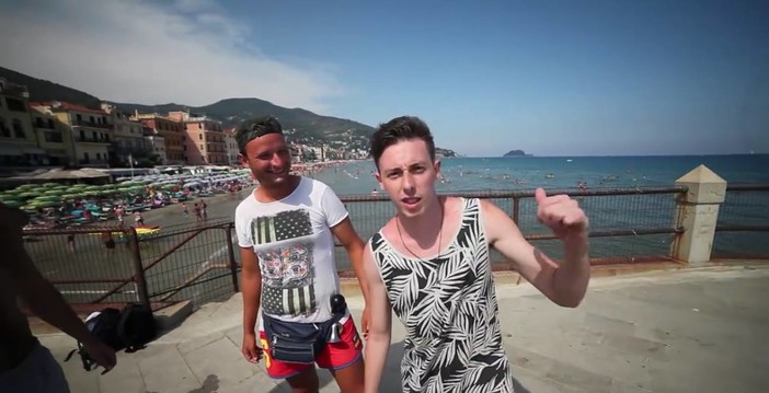 Dagli Mtv Spit al molo di Alassio: il rapper Shade canta "I'm in love with the cocco" Dagli Mtv Spit al molo di Alassio: il rapper Shade canta "I'm in love with the cocco"