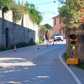 Albisola, chiusa una corsia di via Lino Saettone per motivi di sicurezza: traffico regolato da semaforo