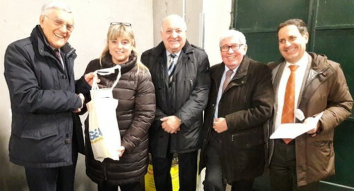 Nella foto Serena Traverso premiata dal gruppo Egea Nella foto Serena Traverso premiata dal gruppo Egea