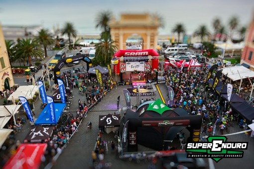 Superenduro World Finale Ligure: Barel vince e commuove al rientro