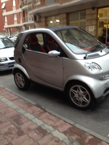 Smart danneggiata in via dottor Niccolari ad Albenga