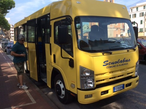 Albenga, nuovo scuolabus per le scuole Mameli (FOTO)