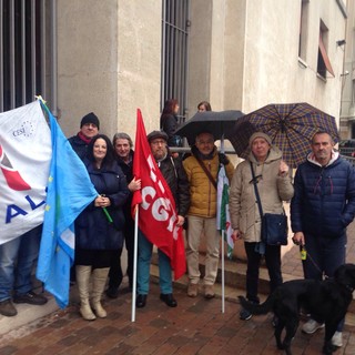 "Basta precarietà nella scuola, è l'unica cosa stabile", presidio davanti alla prefettura di Savona: "Il Governo intervenga"