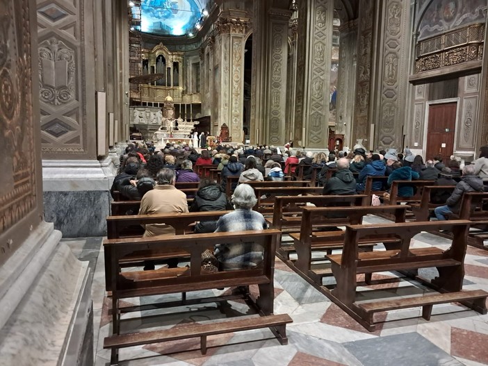 I fedeli savonesi si riuniscono in preghiera in Duomo per Papa Francesco e per la pace I fedeli savonesi si riuniscono in preghiera in Duomo per Papa Francesco e per la pace
