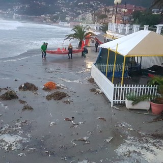 Maltempo, la mareggiata colpisce gli stabilimenti balneari di Andora (FOTO e VIDEO)