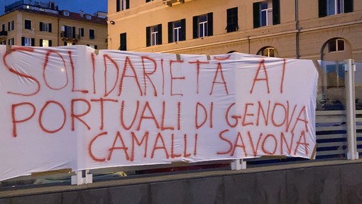 Sciopero portuali a Genova, la delegazione e i lavoratori del porto di Savona: "Li sosteniamo con forza" Sciopero portuali a Genova, la delegazione e i lavoratori del porto di Savona: "Li sosteniamo con forza"