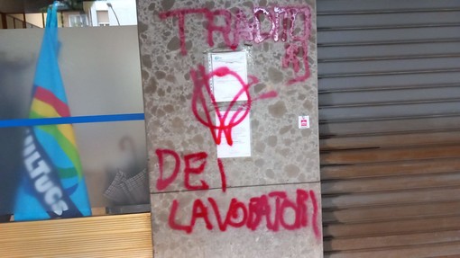 Savona, imbrattata la sede Uill: "Nessuno potrà mai intimidire il sindacato confederale"