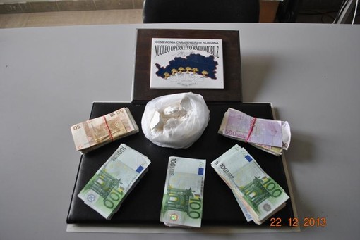 Albenga, maxi-operazione antidroga: sequestrati mezzo chilo di cocaina, 30mila euro in contanti e sei arresti