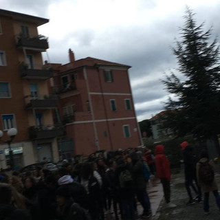 Sezione Classica del "Bruno" di Albenga: aule fredde, studenti in piazza