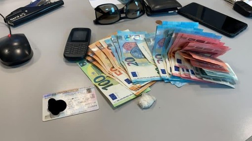 Spaccia nella zona del mercato settimanale: 37enne fermato dalla polizia locale di Albenga Spaccia nella zona del mercato settimanale: 37enne fermato dalla polizia locale di Albenga