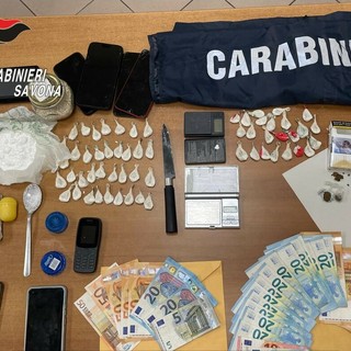 Cocaina nascosta nei pacchetti di sigarette, lo scambio sospetto in strada fa scattare il controllo: in due ai domiciliari