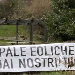 Altare sempre più unita contro il parco eolico "Bric Surite": in paese compaiono striscioni di protesta