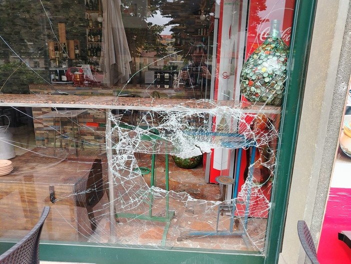 Raid di furti a Savona, proseguono le indagini dei carabinieri: sale la rabbia dei commercianti