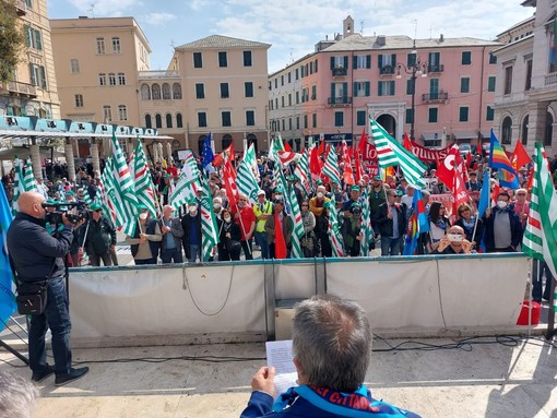 I sindacati confederali lo scorso 1 maggio, Festa del Lavoro, durante la manifestazione in Piazza Sisto a Savona I sindacati confederali lo scorso 1 maggio, Festa del Lavoro, durante la manifestazione in Piazza Sisto a Savona