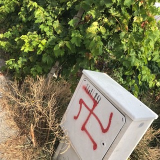"Albenga non è razzista", ma qualcuno disegna svastiche in Regione Antognano