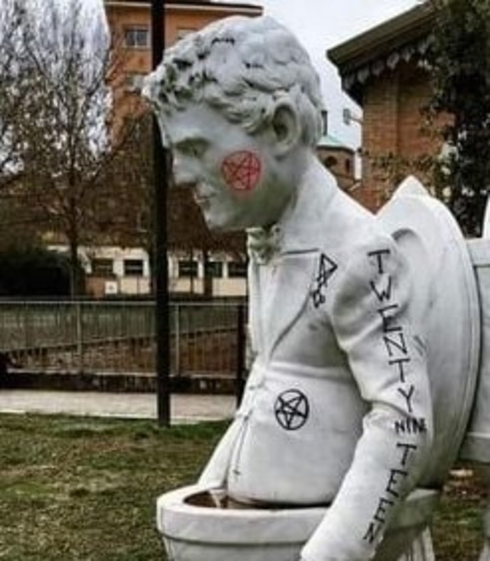 Vandalizzata la statua in memoria di &quot;Freak&quot; Antoni realizzata dallo scultore albenganese Daniele Rossi