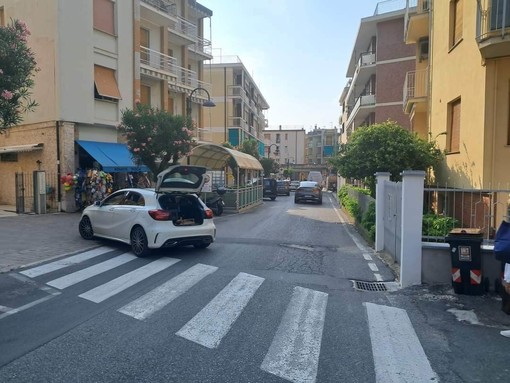 Spotorno, biciclette e monopattini in contromano su viale Europa: "La segnaletica non basta, servono sanzioni" Spotorno, biciclette e monopattini in contromano su viale Europa: "La segnaletica non basta, servono sanzioni"