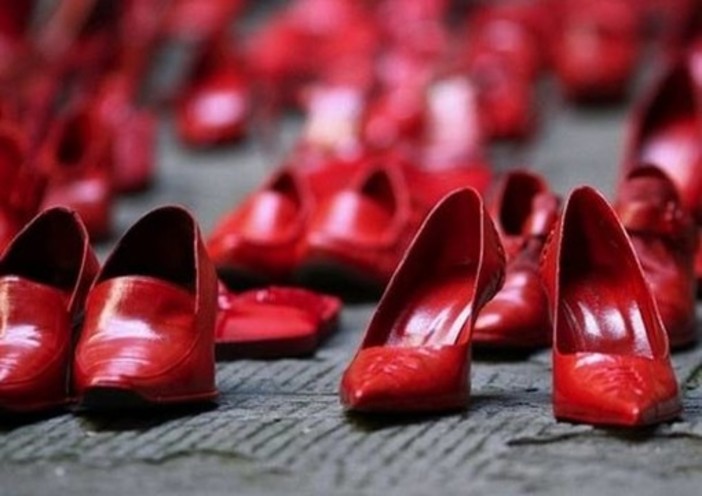 Scarpe e panchine rosse: simbolo del 25 novembre e della lotta alla violenza di genere
