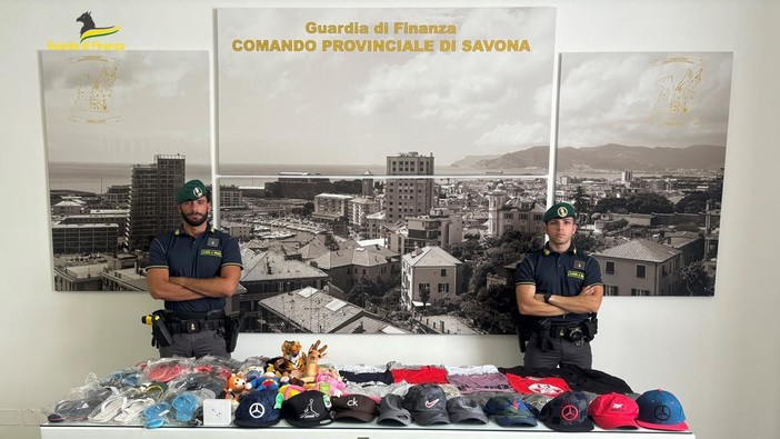 Vendita di prodotti contraffatti e non sicuri, la Guardia di Finanza ne sequestra 100mila: segnalate 16 persone Vendita di prodotti contraffatti e non sicuri, la Guardia di Finanza ne sequestra 100mila: segnalate 16 persone