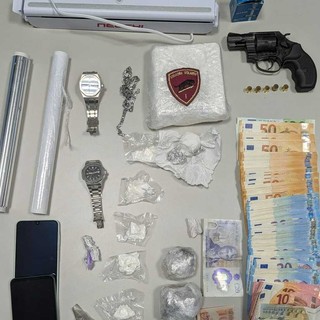 Fermato con 4.600 euro e cocaina: in casa quasi un chilo di droga, arrestato un 29enne Fermato con 4.600 euro e cocaina: in casa quasi un chilo di droga, arrestato un 29enne