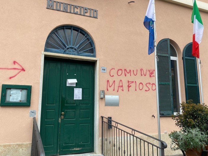Scritte ingiuriose sui muri di Cisano sul Neva, anche sul Municipio: "Comune mafioso" Scritte ingiuriose sui muri di Cisano sul Neva, anche sul Municipio: "Comune mafioso"