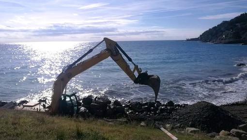 Lavori in corso ad Andora per il rifacimento della scogliera e a tutela della spiaggia