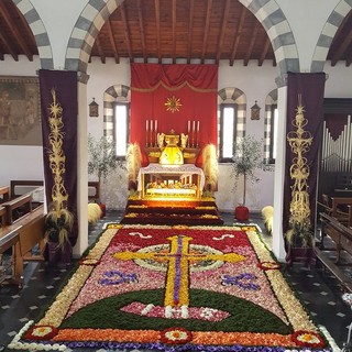 Albenga: tradizionale infiorata per il Sepolcro nella parrocchia di San Bernardino a Vadino