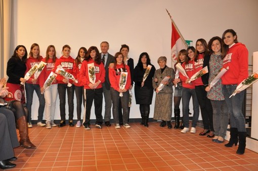 La premiazione della squadra femminile