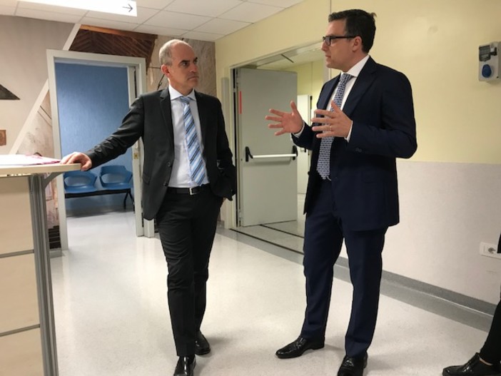 Albenga, il sindaco Cangiano visita il reparto di ortopedia del Santa Maria di Misericordia: &quot;Contento per la riassunzione dei dipendenti&quot;