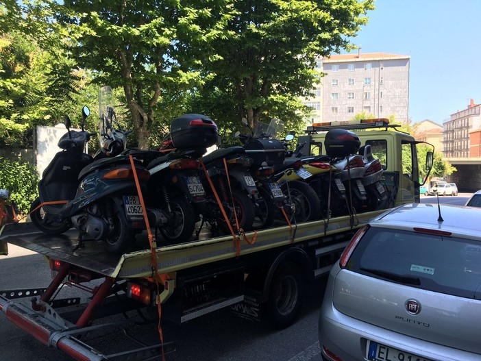 Scooter in sosta senza assicurazione: multata officina di Vado Ligure Scooter in sosta senza assicurazione: multata officina di Vado Ligure