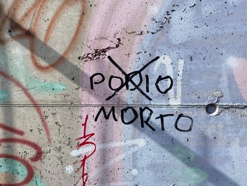 “Podio morto”: sul muro del lungo Centa minaccia al candidato del centrodestra “Podio morto”: sul muro del lungo Centa minaccia al candidato del centrodestra