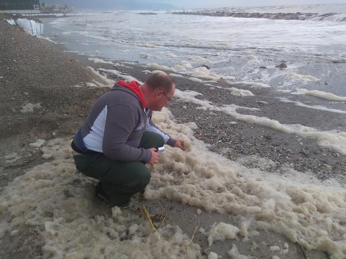 La vigilanza ambientale AISA individua masse di schiuma in mare a Ceriale, Borghetto e Loano (FOTO)