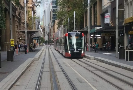 Una delle principali strade di Sydney nel mezzogiorno locale