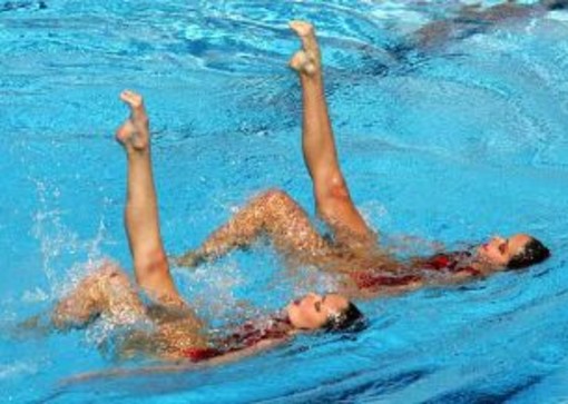 Loano: in piscina si allenano le sincronette in rosa