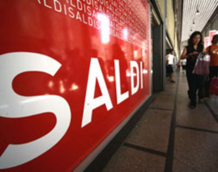 Dal 2 luglio partono i saldi estivi, Cupis: "Arrivano troppo presto ma necessari per smaltire le scorte di magazzino" Dal 2 luglio partono i saldi estivi, Cupis: "Arrivano troppo presto ma necessari per smaltire le scorte di magazzino"