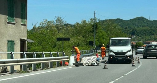 Sp 28 bis del Colle di Nava, ripristino dei guardrail danneggiati: senso unico alternato a Roccavignale Sp 28 bis del Colle di Nava, ripristino dei guardrail danneggiati: senso unico alternato a Roccavignale