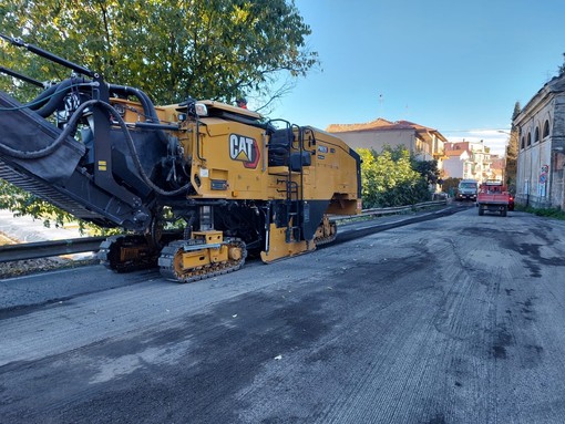 Albenga, iniziate le nuove asfaltature in via San Calocero: traffico con senso unico alternato Albenga, iniziate le nuove asfaltature in via San Calocero: traffico con senso unico alternato