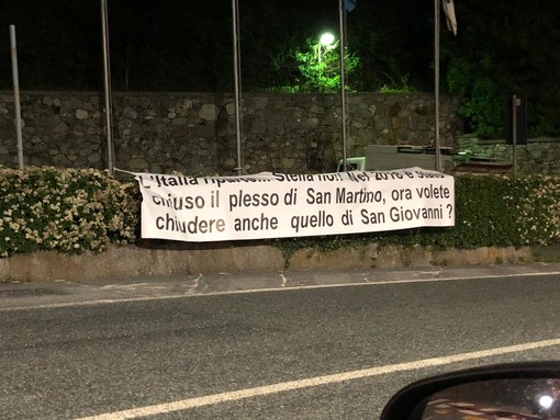 "L'Italia riparte...Stella no", striscione posizionato, poi rimosso sul rischio di chiusura della scuola di San Giovanni "L'Italia riparte...Stella no", striscione posizionato, poi rimosso sul rischio di chiusura della scuola di San Giovanni