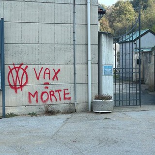 Carcare, 3mila euro per cancellare le scritte no vax dal muro del cimitero