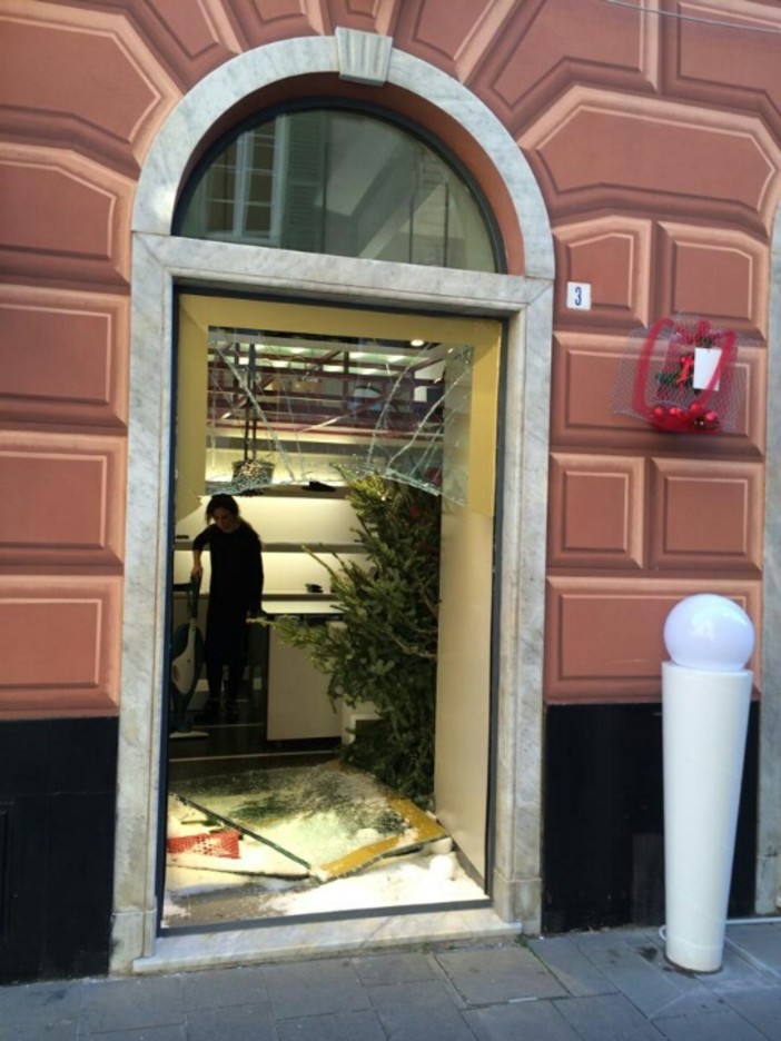 Finale Ligure, sfondano con l'auto la vetrina di "Blondie": rubati migliaia di euro di capi firmati
