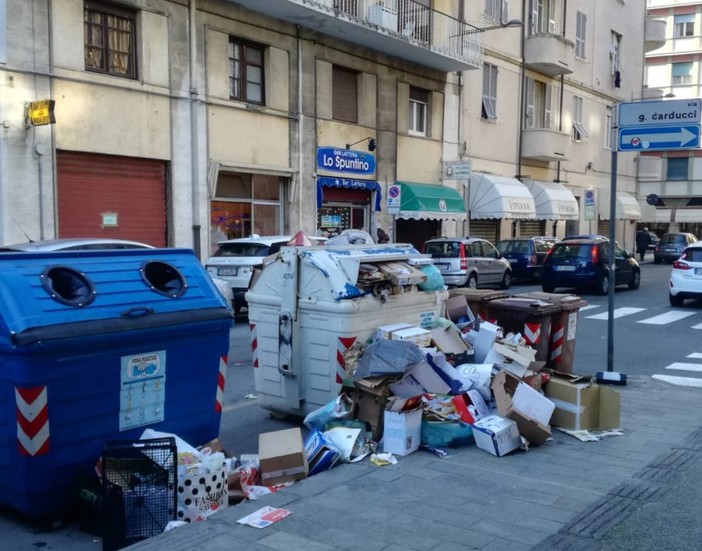 Savona sporca, Ata riesce a assumere 5 dipendenti per le pulizie straordinarie Savona sporca, Ata riesce a assumere 5 dipendenti per le pulizie straordinarie