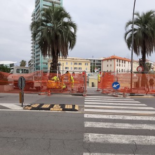 Savona, proseguono i lavori per l'installazione del semaforo intelligente in via Gramsci Savona, proseguono i lavori per l'installazione del semaforo intelligente in via Gramsci