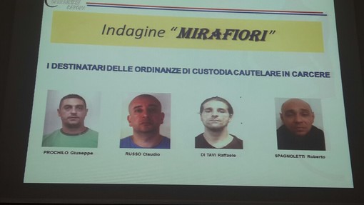 Rapinavano banche travestiti da finanzieri: malviventi individuati grazie ad una dentiera Rapinavano banche travestiti da finanzieri: malviventi individuati grazie ad una dentiera