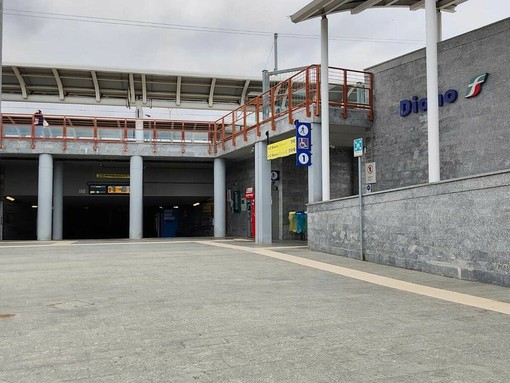 Porte bloccate sul regionale: passeggeri “ostaggi” da Diano fino a Savona Porte bloccate sul regionale: passeggeri “ostaggi” da Diano fino a Savona