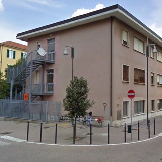 Savona, bidello ridipinge aule: "Un dono agli alunni prima della pensione"