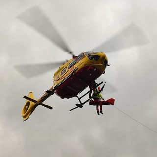 Finale, biker cade nella zona di Calvisio: soccorsi mobilitati, codice giallo al Santa Corona (FOTO)
