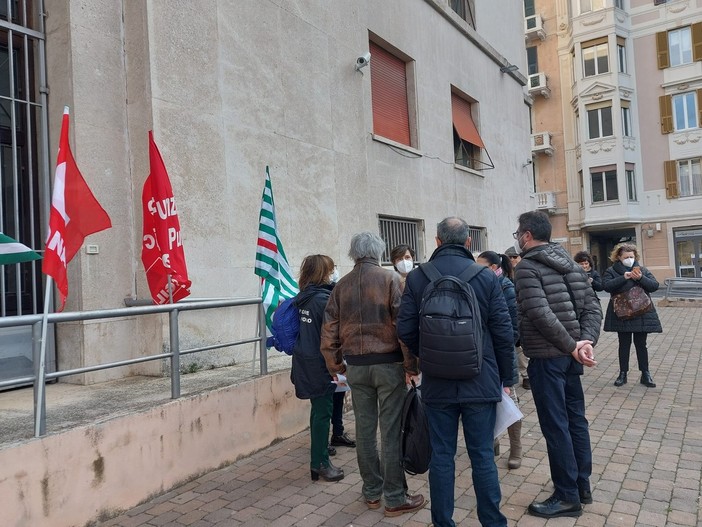 Aumento indennità di amministrazione, ispettorato del lavoro escluso: presidio davanti alla Prefettura (FOTO e VIDEO)