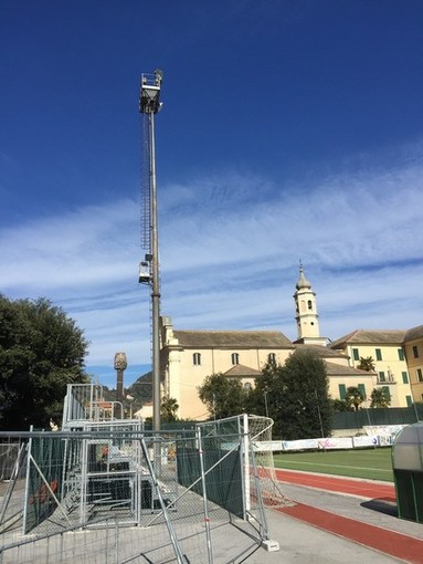 Finale, allo stadio "Borel" rimossa la prima torre faro: il video