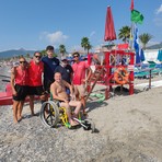 Quando il mare è davvero per tutti: a Pietra Ligure una sedia speciale e un verricello per abbattere le barriere (FOTO) Quando il mare è davvero per tutti: a Pietra Ligure una sedia speciale e un verricello per abbattere le barriere (FOTO)