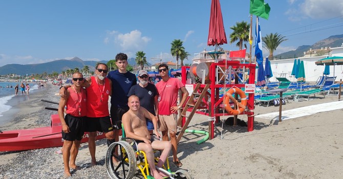 Quando il mare è davvero per tutti: a Pietra Ligure una sedia speciale e un verricello per abbattere le barriere (FOTO) Quando il mare è davvero per tutti: a Pietra Ligure una sedia speciale e un verricello per abbattere le barriere (FOTO)